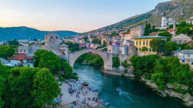 Bosna-Hersek 'teki eski Mostar köprüsünün günbatımı manzarası