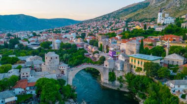 Bosna-Hersek 'teki eski Mostar köprüsünün günbatımı manzarası