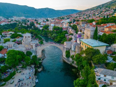 Bosna-Hersek 'teki eski Mostar köprüsünün günbatımı manzarası