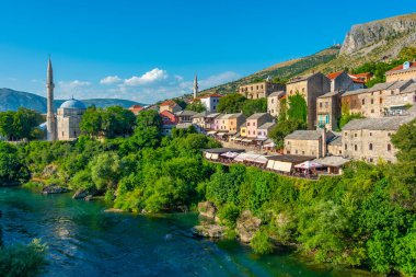 Bosna-Hersek 'in eski Mostar kentinde Neretva' nın Riverside kenti