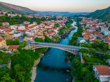 Bosna-Hersek 'in Mostar kentindeki Lucki köprüsünün gün batımı manzarası