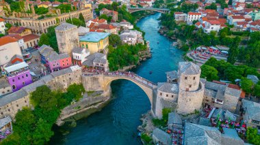 Bosna-Hersek 'teki eski Mostar köprüsünün günbatımı manzarası