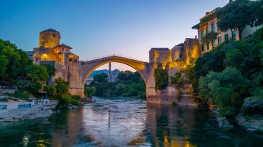Bosna-Hersek 'teki eski Mostar köprüsünün günbatımı manzarası