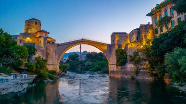 Bosna-Hersek 'teki eski Mostar köprüsünün günbatımı manzarası