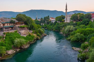 Bosna-Hersek 'in eski Mostar kentinde bir nehir kenarı terasının gün doğumu manzarası