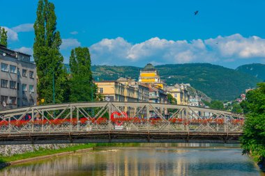 Saraybosna, Bosna-Hersek 'in merkezindeki Mlijacka Nehri' nin kıyısında