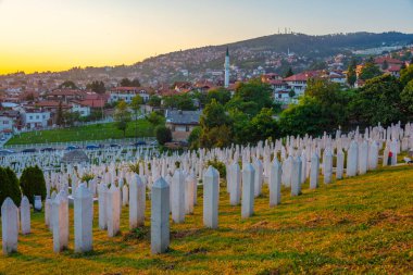 Saraybosna ve Bosna-Hersek 'teki Kovaci mezarlığının üzerinde gün batımı