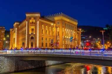 Bosna-Hersek 'teki Saraybosna belediye binasının gün doğumu manzarası