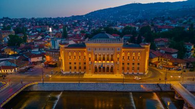 Bosna-Hersek 'teki Saraybosna belediye binasının gün doğumu manzarası
