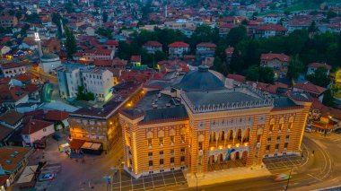 Bosna-Hersek 'teki Saraybosna belediye binasının gün doğumu manzarası