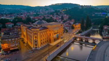 Bosna-Hersek 'teki Saraybosna belediye binasının gün doğumu manzarası