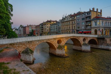 Eski Saraybosna, Bosna ve Hercegovina kentindeki Latin Köprüsü 'nün günbatımı manzarası