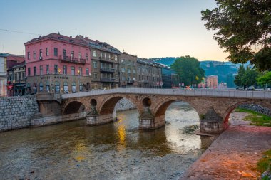 Eski Saraybosna, Bosna ve Hercegovina kentindeki Latin Köprüsü 'nün günbatımı manzarası