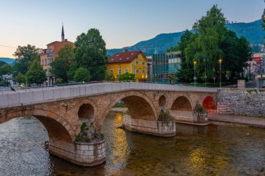 Eski Saraybosna, Bosna ve Hercegovina kentindeki Latin Köprüsü 'nün günbatımı manzarası