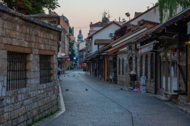 Bosna-Hersek 'in eski Saraybosna kentinde bir caddenin üzerinde gün doğumu