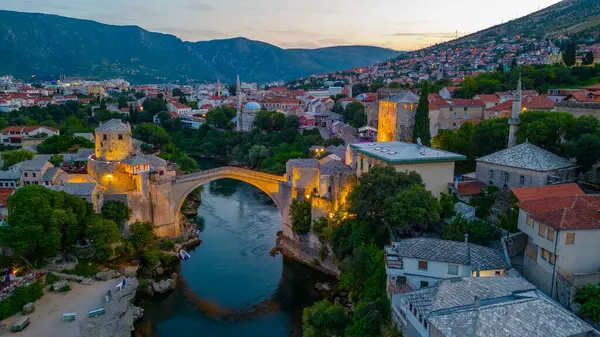 Bosna-Hersek 'teki eski Mostar köprüsünün günbatımı manzarası