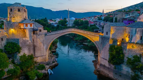 Bosna-Hersek 'teki eski Mostar köprüsünün günbatımı manzarası