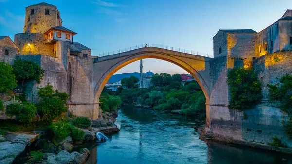 Bosna-Hersek 'teki eski Mostar köprüsünün günbatımı manzarası