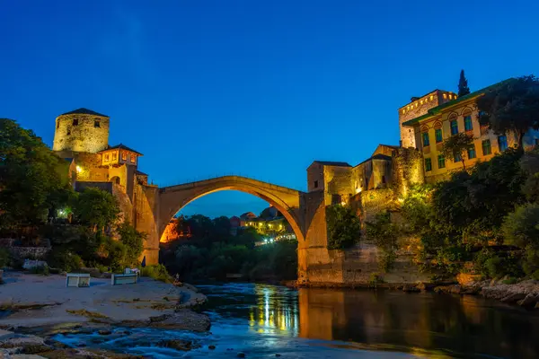 Bosna-Hersek 'teki eski Mostar köprüsünün günbatımı manzarası