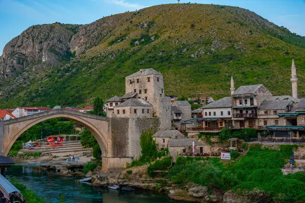 Bosna-Hersek 'teki eski Mostar köprüsünün gün doğumu manzarası