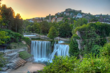 Bosna 'nın Jajce kasabasının günbatımı manzarası