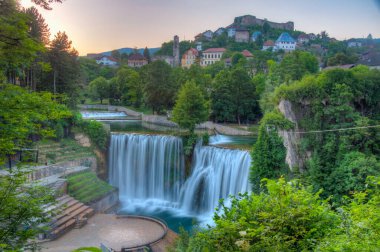 Bosna 'nın Jajce kasabasının günbatımı manzarası