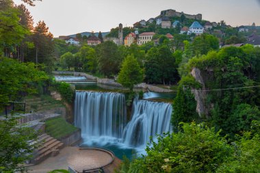 Bosna 'nın Jajce kasabasının günbatımı manzarası