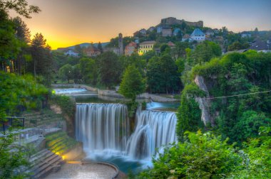 Bosna 'nın Jajce kasabasının günbatımı manzarası