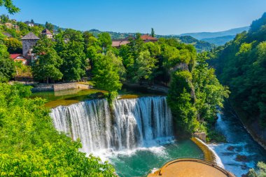 Bosna 'nın Jajce kasabasında Pliva şelalesi