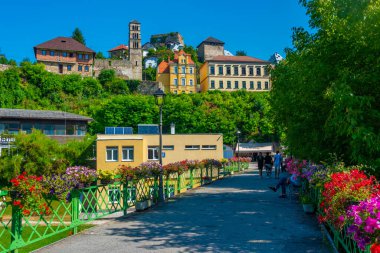 Çiçekli köprü ve Bosna 'nın Jajce kentinde eski evler