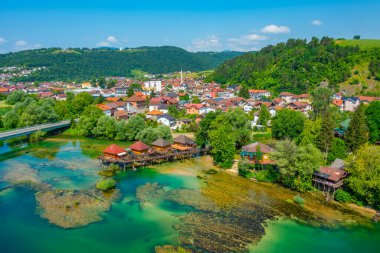 Bosna-Hersek 'in Bosanska Krupa kentinde Una' lı Riverisde