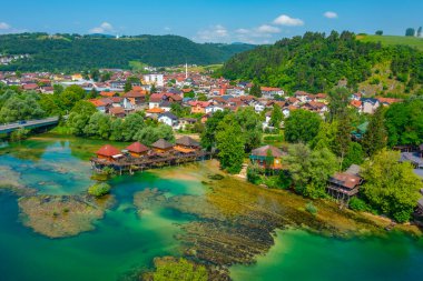 Bosna-Hersek 'in Bosanska Krupa kentinde Una' lı Riverisde