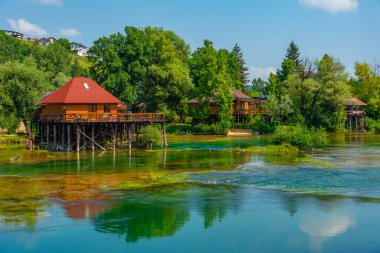 Bosna-Hersek 'in Bosanska Krupa kentinde Una' lı Riverisde
