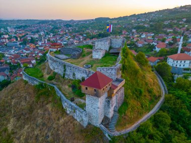 Bosna-Hersek 'teki Doboj kalesinin günbatımı manzarası