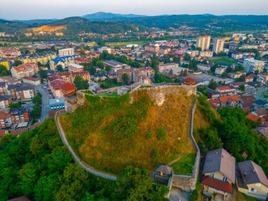 Bosna-Hersek 'teki Doboj kalesinin günbatımı manzarası