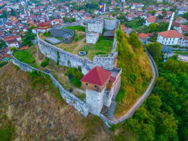 Bosna-Hersek 'teki Doboj kalesinin günbatımı manzarası