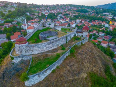 Bosna-Hersek 'teki Doboj kalesinin günbatımı manzarası