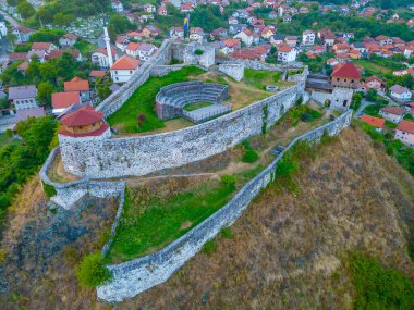 Bosna-Hersek 'teki Doboj kalesinin günbatımı manzarası