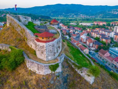 Bosna-Hersek 'teki Doboj kalesinin günbatımı manzarası