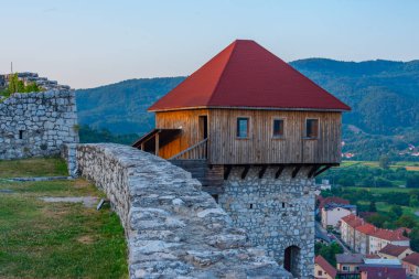 Bosna-Hersek 'teki Doboj kalesinin gün batımı