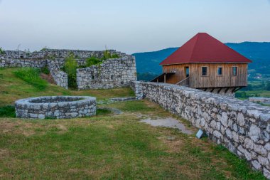 Bosna-Hersek 'teki Doboj kalesinin gün batımı