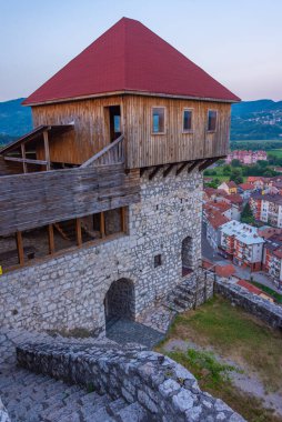 Bosna-Hersek 'teki Doboj kalesinin gün batımı