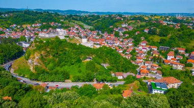 Tesanj kalesi ve Bosna-Hersek 'teki çevre kent manzarası