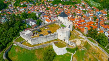 Tesanj kalesi ve Bosna-Hersek 'teki çevre kent manzarası