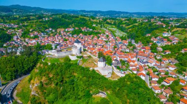 Tesanj kalesi ve Bosna-Hersek 'teki çevre kent manzarası