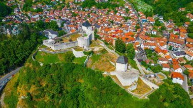 Tesanj kalesi ve Bosna-Hersek 'teki çevre kent manzarası