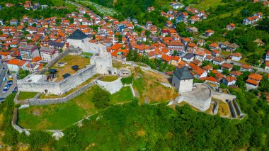 Tesanj kalesi ve Bosna-Hersek 'teki çevre kent manzarası
