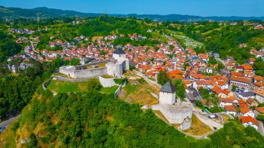 Tesanj kalesi ve Bosna-Hersek 'teki çevre kent manzarası
