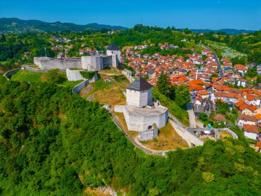 Tesanj kalesi ve Bosna-Hersek 'teki çevre kent manzarası