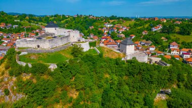 Tesanj kalesi ve Bosna-Hersek 'teki çevre kent manzarası